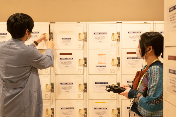 パフォーマンス上演に向けて館内外の音を録音する額田大志（左）、本藤美咲（右）。（2023年3月2日）　撮影：加藤甫