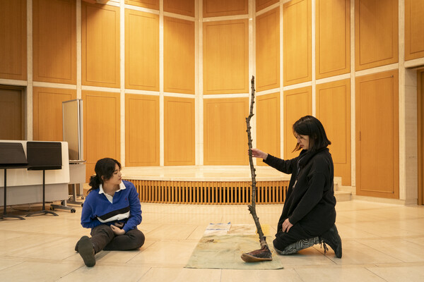 上演に向けての準備。右から藤原佳奈、坂口彩夏。（2024年1月28日）撮影：加藤 甫